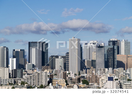 東京都市風景　新宿高層ビル群と東京スカイツリー　2017年　新しい超高層ビルあり　 32074541