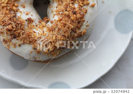 ホワイトチョコとウォールナッツのフワフワドーナツ ホワイトチョコとウォールナッツのフワフワドーナツ 32074942