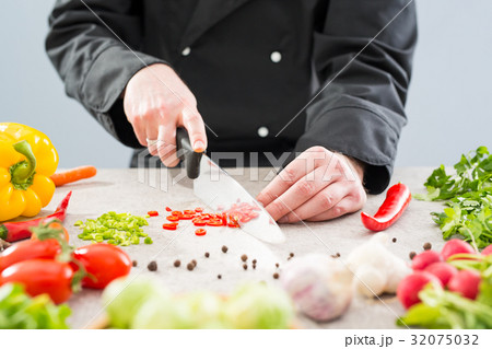 Slicing, chopping and peeling the vegetables cook. 32075032
