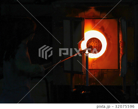 Glass blowing process Glass blowing process 32075596