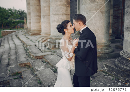 bride and groom 32076771