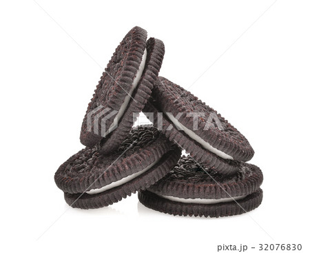 sandwich chocolate cookies with cream on white  32076830