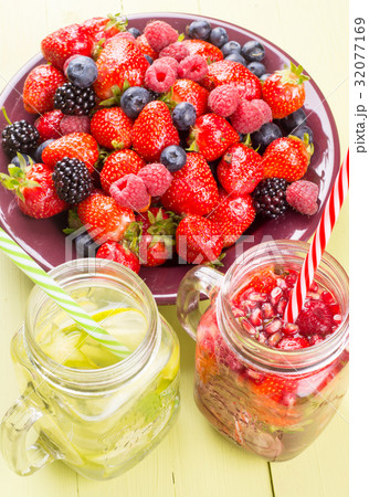 Cold water with fruits 32077169