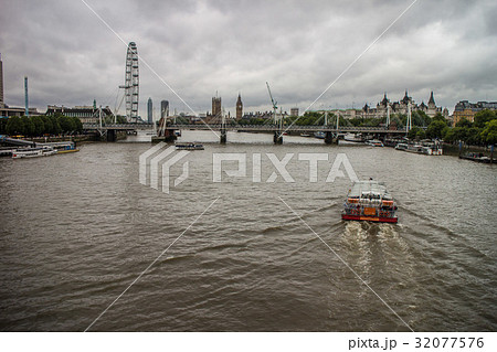 ロンドン：ウォータールー橋からみたテムズ川とロンドンアイ 32077576