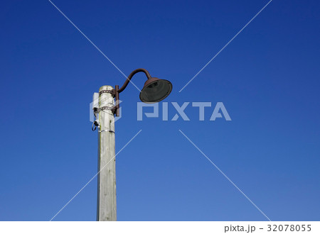 Street lamppost under blue sky in the winter Street lamppost under blue sky in the winter 32078055