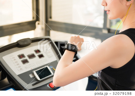 asian woman use smartwatch check pulse rate 32079198