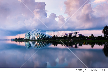 Singapore Skyline and view of Marina Bay at Dusk 32079341