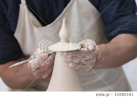 Hands of a potter in the period of work on the pro 32080181