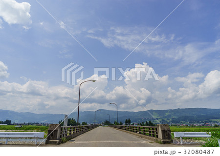 夏の六日町の田園風景 夏の六日町の田園風景 32080487