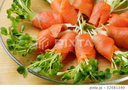 サーモンとカイワレ 32081390