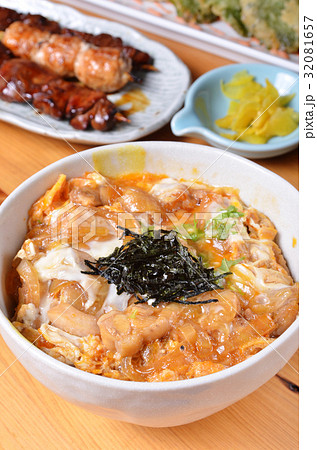 Chicken and egg rice bowl 32081657