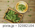 Rustic wooden tray with spinach leaves 32082104