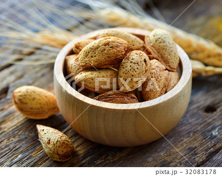 Almonds 32083178