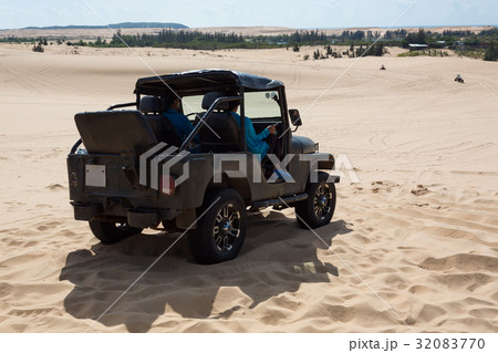 off road car vehicle in white sand dune desert 32083770