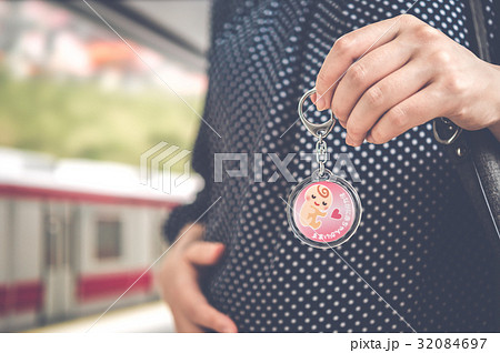 妊婦さん［背景美術セットを利用（架空の電車/駅）］ 32084697