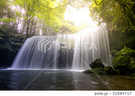 裏見の滝として有名な熊本 鍋ヶ滝 裏見の滝として有名な熊本 鍋ヶ滝 32084717