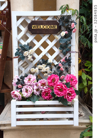 Flower basket with welcome wording sign 32084935