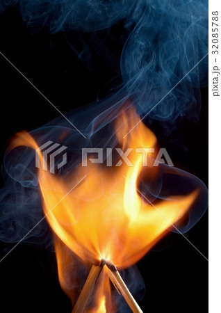 Burning matchstick 32085788