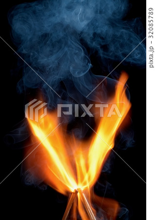 Burning matchstick 32085789