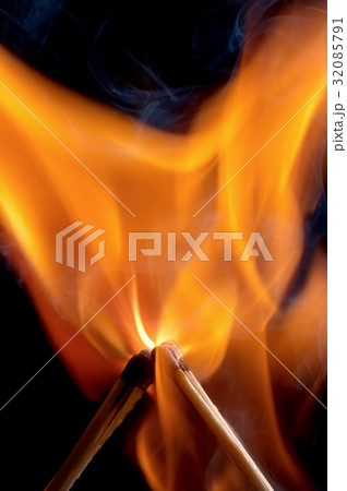Burning matchstick 32085791