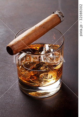Whiskey with ice and cigar 32086302