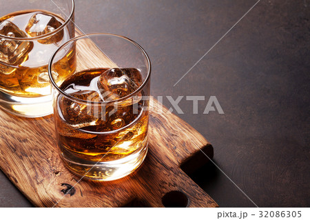 Whiskey with ice Whiskey with ice 32086305