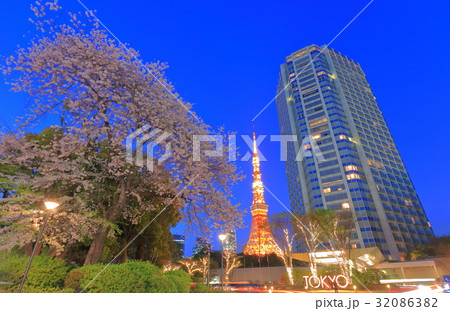 東京タワーとプリンスパークタワーと満開の桜 東京タワーとプリンスパークタワーと満開の桜 32086382