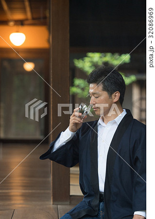 日本酒 酒蔵 ミドル 男性 若旦那 イメージ 32086969
