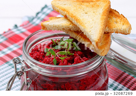 fresh beetroot puree with toast 32087269