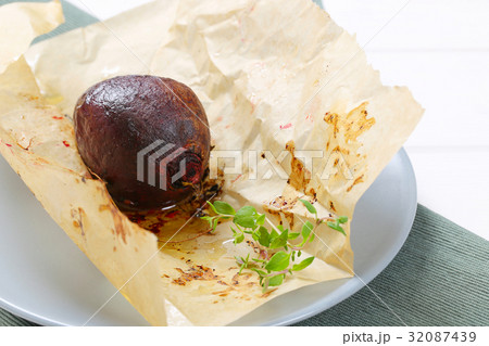baked whole beet with olive oil and thyme baked whole beet with olive oil and thyme 32087439