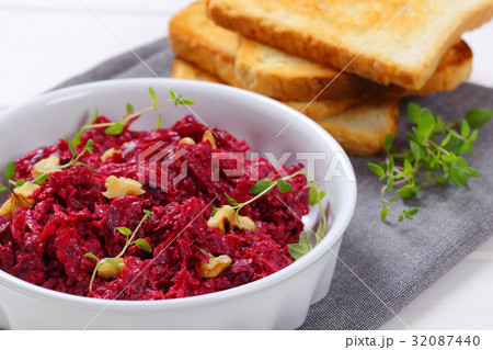 beetroot spread with toasted bread 32087440