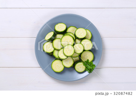 sliced green zucchini 32087482