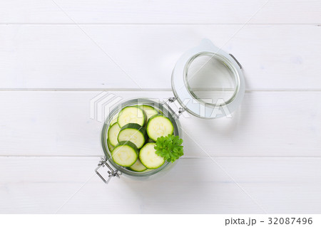 sliced green zucchini 32087496