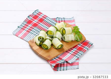 raw zucchini strips 32087533