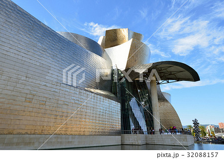 スペイン　ビルバオ　グッゲンハイム美術館 32088157
