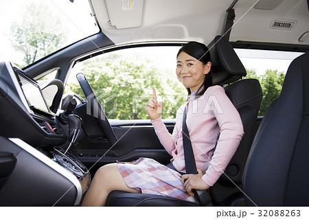 ドライブ 運転 ドライバー 運転手 車 車内 女性 シートベルトの写真素材 3863