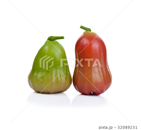 Rose apples or chomphu on white background 32089231