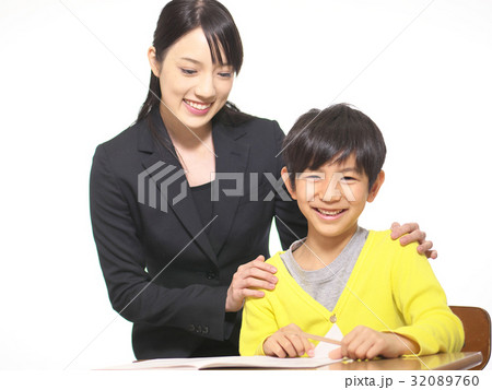 勉強する小学生(4年生)と教師 勉強する小学生(4年生)と教師 32089760