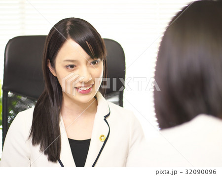 女性弁護士(依頼者との聞き取り調査) 女性弁護士(依頼者との聞き取り調査) 32090096