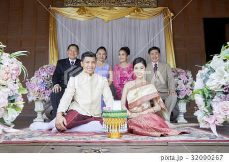 A picture of a family smile happily at wedding ceremony. 32090267