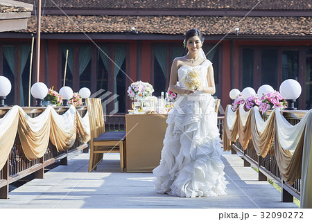 picture of a beautiful bride with a smile on her face 32090272