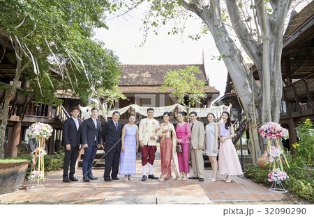 bride and groom are stading between line of guests bride and groom are stading between line of guests 32090290