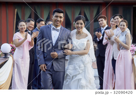 guests are clapping and looking at happy newlywed couple guests are clapping and looking at happy newlywed couple 32090420