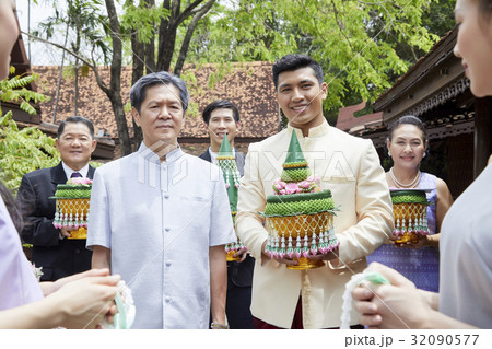 a photo of groom's family with the tray of gifts in a Thai wedding. 32090577