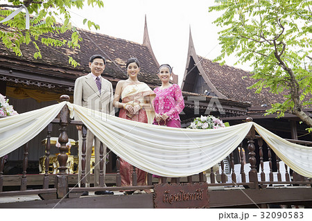 a photo of a bride and her parents side by side and being  happy in her wedding. 32090583