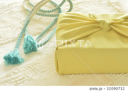 風呂敷包み　和風背景 32090732