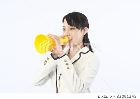 メガホンを持つ女性 メガホンを持つ女性 32091245