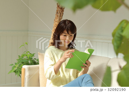 読書する女性 読書する女性 32092190