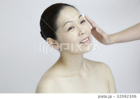 40代女性、スキンケア、ビューティーケア 40代女性、スキンケア、ビューティーケア 32092306