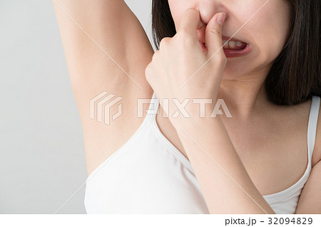 脇の匂いを気にする女性 脇の匂いを気にする女性 32094829